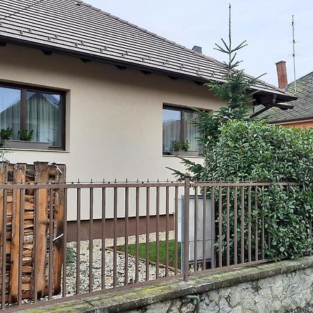 Aranypatak Apartmanhaz Сомбатхей Экстерьер фото