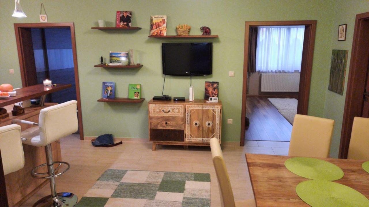 Aranypatak Apartmanhaz Сомбатхей Экстерьер фото