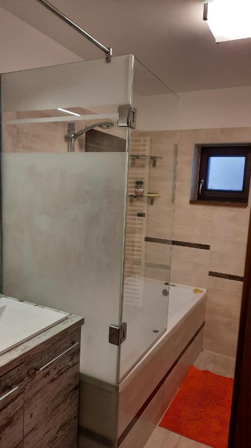 Aranypatak Apartmanhaz Сомбатхей Экстерьер фото