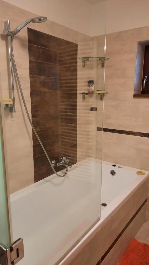 Aranypatak Apartmanhaz Сомбатхей Экстерьер фото
